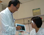 圣保禄医院主治医师使用平板电脑，看住院病患，让病患也好奇（摄影：陈建霖／大纪元）