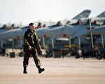 皇家空军的飞行员准备起飞维持对利比亚上空的禁飞区(Christopher Furlong/Getty Images)