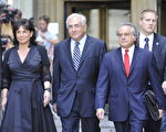 2011年8月23日，纽约法庭正式撤消对卡恩性侵案的指控。图为卡恩夫妇和其律师走出纽约法庭大楼。（MLADEN ANTONOV/Getty Images）