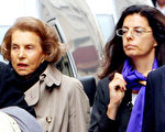 图为法国莱雅集团继承人贝登古与她的女儿。（AFP）