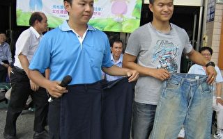 劉家宏（右）從84公斤現在75公斤瘦了9公斤；林慎偉（左）從95公斤現在82公斤瘦了13公斤，兩人多運動及飲食控制減肥成功。（攝影：李惠堂／大紀元）