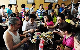 自美國副總統拜登到北京「姚記炒肝」小吃店點了炸醬麵後，中國食客趨之若鶩。（ARK RALSTON/AFP/Getty Images）