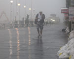 飓风“艾琳”在美东时间27日上午7时左右，从美国东海岸的北卡罗来纳州登陆，图为稍早时候，马里兰海岸地区出现风雨。（Mark Wilson/Getty Images）