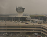 2011年8月27日中午12点半，纽瓦克国际机场的停车场空空荡荡（摄影：马有志／大纪元）