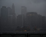 8月28日，美国纽约。飓风艾琳的降雨和大风阻挡了纽约的周日活动，曼哈顿的摩天大楼与金融区也受到袭击，目前造成美东至少9人死亡。（AFP PHOTO / Emmanuel DUNAND CLARY）
