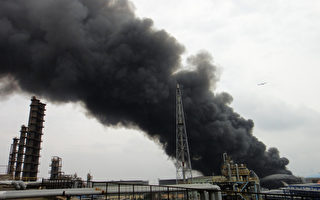 中石油大连石化厂800吨储油罐着火