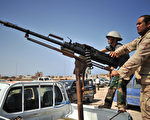 利比亚反抗军进攻卡扎菲老巢 （CARL DE SOUZA/AFP/Getty Images）