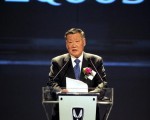 韓國現代汽車公司（Hyundai Motor）總裁鄭夢九，將價值5千億韓元的股份捐獻給他自己創立的慈善機構，用於支援低收入階層的優秀人才。圖為2009年3月11日，鄭夢九在新車EQUUS的揭幕儀式上講話。(攝影: JUNG YEON-JE/Getty Images)
