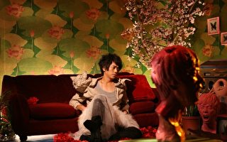 信推「淪陷」MV 呈現繽紛奇幻