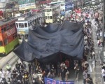 八百人游行抗议港警方滥权收紧言论自由