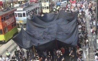 八百人遊行抗議港警方濫權收緊言論自由