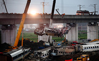 针对公众关心的动车事故调查最新进展，“7.23”事故调查专家组透过媒体吹风，称“设备技术没问题”。图为“7.23”温州动车惨案现场。 (ChinaFotoPress/Getty Images)