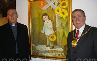 利物浦市长弗兰克‧奥布赖恩（右）与利物浦天主教大教堂主教安东尼‧奥布赖恩认为这幅画感人至深。（摄影：李景行/大纪元）