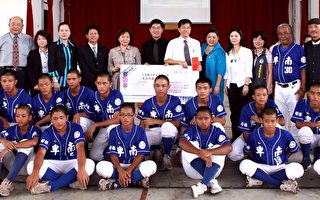 5日扶轮社3480地区第三分区联合捐赠台东县卑南国中棒球队球具，与棒球队合影。（台东县政府提供）