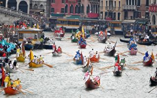 组图：意大利威尼斯 热闹赛船节