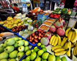 主計處5日公布8月物價較7月微漲一點點，但比去年8月漲了1.34%。圖為台北市萬華區的水果攤。（AFP）
