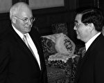 2004年美國前副總統切尼訪問中國的照片。圖中左一為切尼，右一為胡錦濤。 （圖片來源：Getty images）