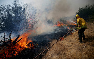 美国德州山火焚17县 7万人撤离