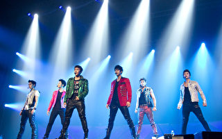 2PM首尔开唱 光影特效为气氛增温
