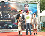 魏德聖返回故鄉台南，為「賽德克．巴萊」劇照展剪綵，兩位賽德克族學童為他及賴清德市長戴上「彩虹頭冠」。（攝影：朱莉利／大紀元）
