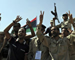 卡扎菲堡壘軍營被佔 利反抗軍週五進攻