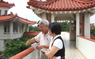 蔡復進局長（左）8日跟副市長劉世芳（右）會報高雄物產館外圍建築的規劃。（攝影：楊秋蓮／大紀元）