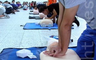 CPR心肺复苏术，是华医每个新生首先必学的救人功夫。（摄影：赖友容／大纪元）
