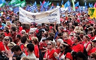 2011年9月8日在澳大利亞悉尼，成千上萬的工會工人和他們的家屬聚集在紐省議會前抗議工資差距和裁員 (Photo by Lisa Maree Williams/Getty Images)