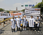 2011年9月9日，受中共迫害台商举行大游行，受害台商在总统府前发言呼吁不要被中共骗了。（摄影: 罗郁棠 / 大纪元）