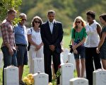 9月10日，美国总统奥巴马（中）和第一夫人（右二）造访华盛顿市郊的阿灵顿国家公墓，向英勇阵亡的美军家属致哀。（AFP PHOTO/TOBY JORRIN）