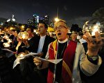 2011年9月10日，不同宗教團體在洛杉磯市政廳前舉行悼念儀式，點燃蠟燭，為和平祈禱。（AFP PHOTO / ROBYN BECK）