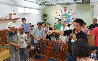 台南市東區環保局藏金閣，每個月的第2個星期六拍賣大型廢棄傢俱物品和腳踏車，價廉物美，總吸引許多民眾前來競標。（台南市環保局提供）