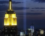 组图：纽约世贸纪念光柱再现曼哈顿