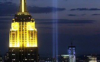 2011年9月10日，象徵世貿雙子星大樓的兩道紀念光柱照亮曼哈頓上空。(Mario Tama/Getty Images)