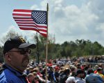2011年9月10日，宾州姗克斯维尔，千位民众出席911事件十周年纪念活动。一男子举著美国国旗参加纪念活动。（NICHOLAS KAMM / AFP ImageForum）
