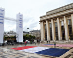 2011年9月11日，法国巴黎的特洛卡代罗广场举行纪念“911”活动。（MIGUEL MEDINA/AFP/Getty Images)