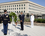 美国总统奥巴马和第一夫人蜜雪儿今天出席了911事件10周年纪念活动，图为他在五角大厦纪念馆献上花圈，纪念罹难者。(Joshua Roberts-Pool/Getty Images)