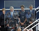 2001年9月11日，纽约世贸中心遗址举行纪念9.11届满10周年，美国总统奥巴马（右）和妻子米歇尔奥巴马（右二），美国前总统布什（左二）和夫人劳拉布什（左）为罹难者默哀。（图片来源：STAN HONDA／AFP）