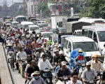 越南首都河內車輛太多，道路太窄，政府相關部門積極研擬解決方案，鼓勵居民外移。（圖片來源：HOANG DINH NAM／AFP）