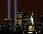 2001年911恐怖袭击事件发生后6个月，两束“悼念之光”在世贸遗址处点亮。 前面是自由女神像（Getty Images)