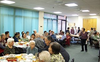 南湾东耆老欢庆中秋