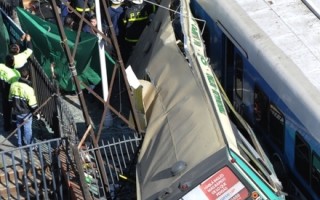 阿根廷公车撞2列火车 11死212人伤