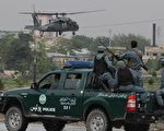 美國駐阿富汗大使館附近13日發生連環爆炸及激烈槍戰，至少6死15傷。圖為以北約為首的國際安全部隊直升機於14日援救受傷的外籍士兵。（AFP）