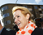 丹麥社會民主黨主席海勒•托寧—施密特9月15日清晨在哥本哈根的一間學校投票站投票。 她在午夜時分贏得大選，成為丹麥歷史上第一位女首相（攝影：JONATHAN NACKSTRAND/AFP/Getty Images)