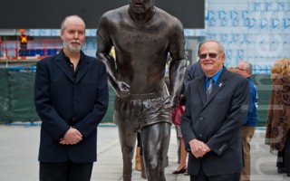 卑诗体育馆Terry Fox纪念雕像揭幕