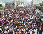 2011年9月16日，也门众多城市再度发生民众大规模抗议活动。图为也门南部城市IBB的群众在抗议中祈祷。（法新社）