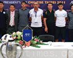 亚足联主席杯足球决赛于高雄举行，6支足球队将角逐冠军。左一、左二分别为台电队球员、教练。（摄影: 陈柏州 / 大纪元）
