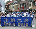 由法輪功學員組成的歐洲天國樂團於二零一一年九月二日和四日兩天，參加了荷蘭羅爾蒙德市（Roermond）和尊德爾特市（Zundert）的文化節，深受當地民眾歡迎。圖為歐洲天國樂團參加荷蘭尊德爾特市（Zundert）節日遊行。