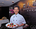 曾获多项殊荣的香港名人坊名厨郑锦富，对“全世界中国菜厨技大赛”表示大力支持，并预祝大赛圆满成功。（摄影：潘在殊/大纪元）