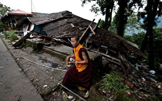 印度强震67人亡 豪雨山崩致救援困难
